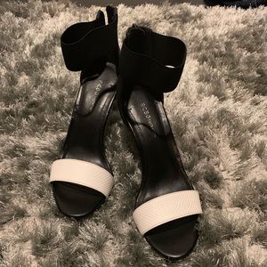 BCBG HEELS SIZE 8